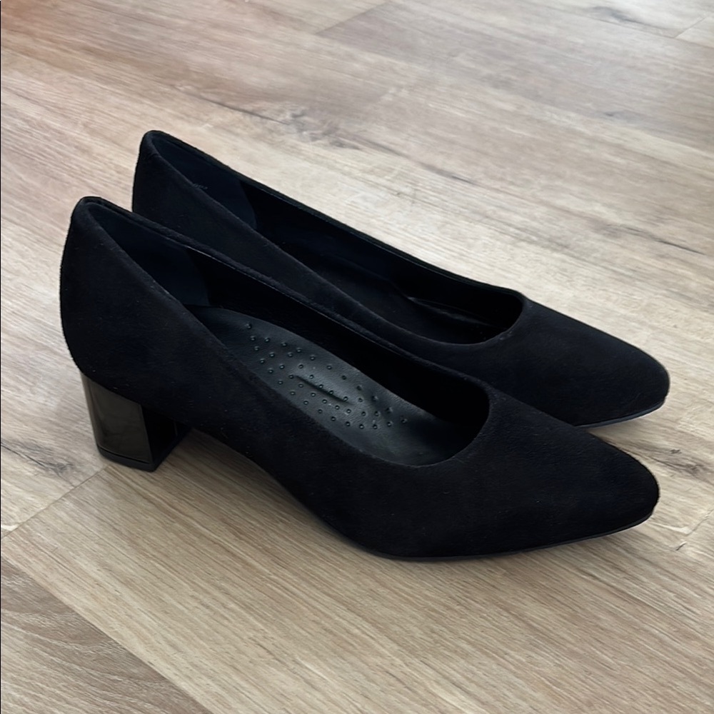 NEW Women’s Trotters Kari Suede Pumps